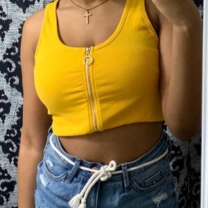 I’m selling this yellow tank top